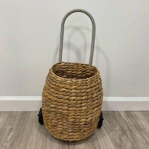 Woven ratten Basket with Wheels